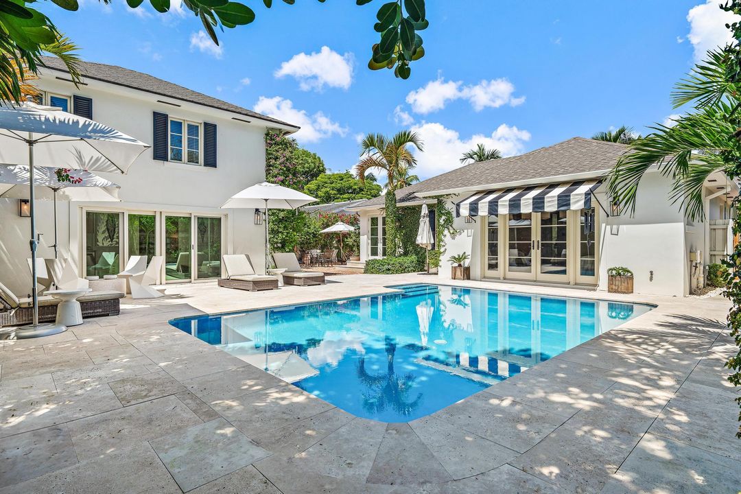 合同活跃: $32,000 (6 贝兹, 5 浴室, 3752 平方英尺)