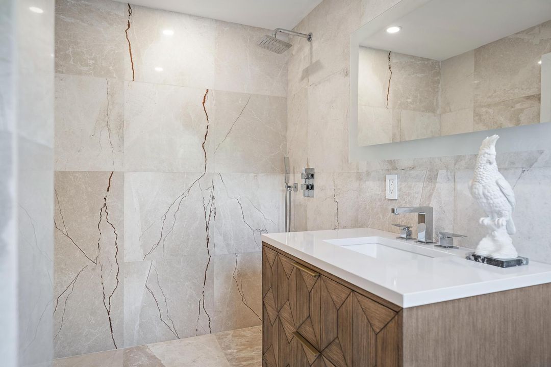 合同活跃: $32,000 (6 贝兹, 5 浴室, 3752 平方英尺)