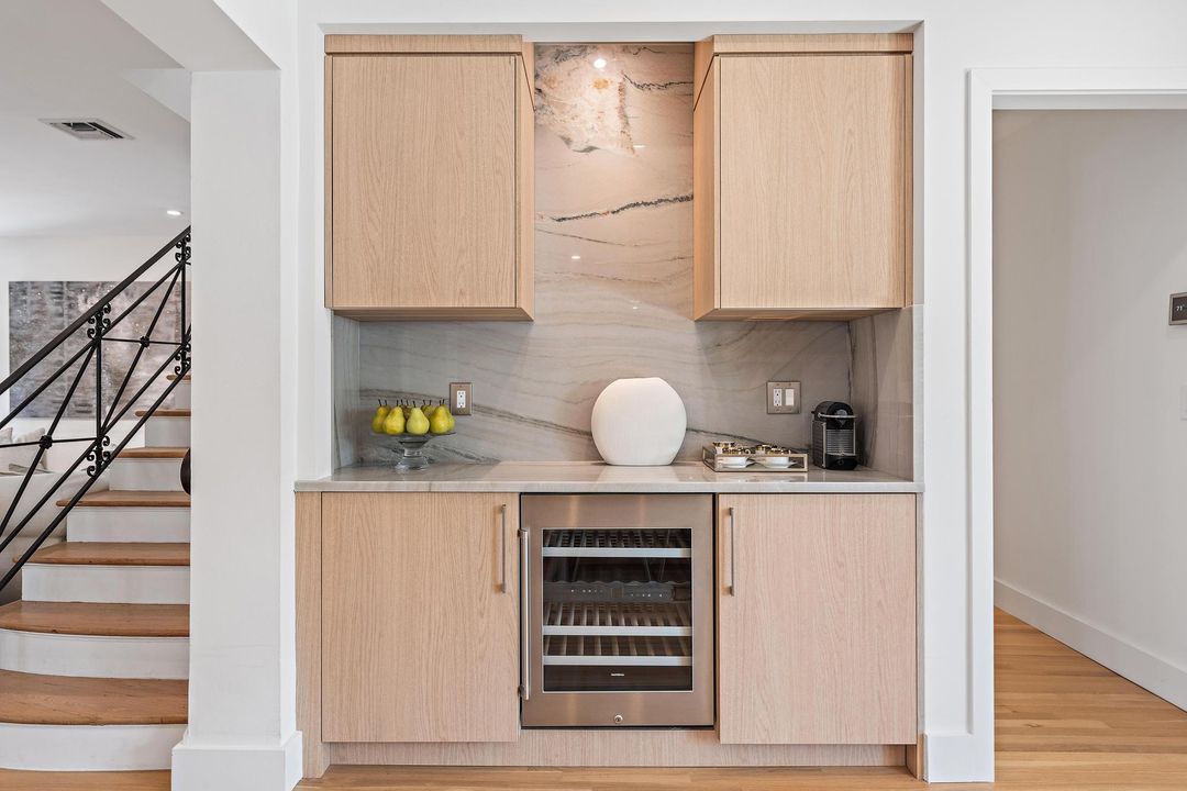 合同活跃: $32,000 (6 贝兹, 5 浴室, 3752 平方英尺)