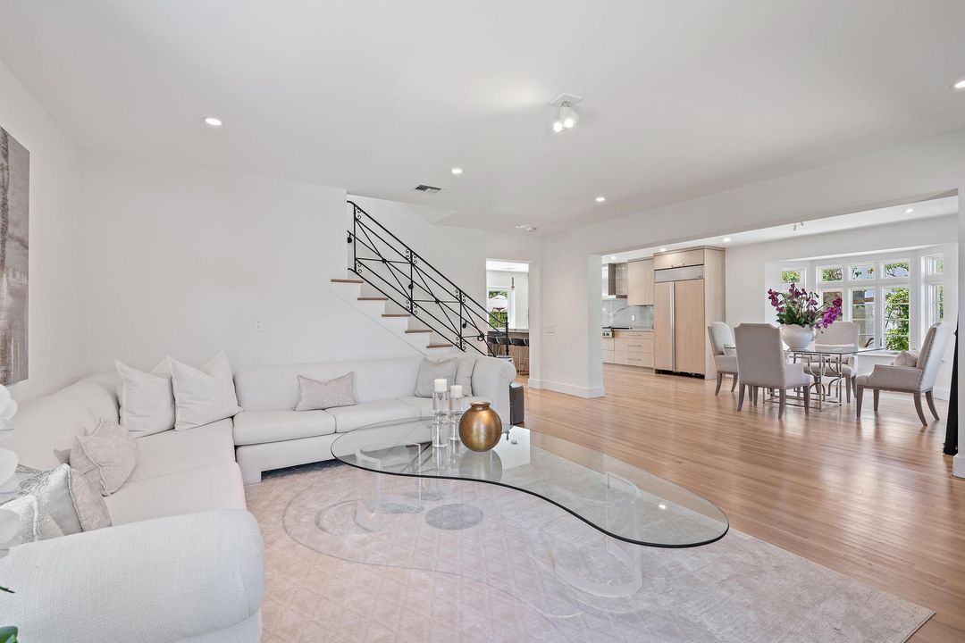 合同活跃: $32,000 (6 贝兹, 5 浴室, 3752 平方英尺)