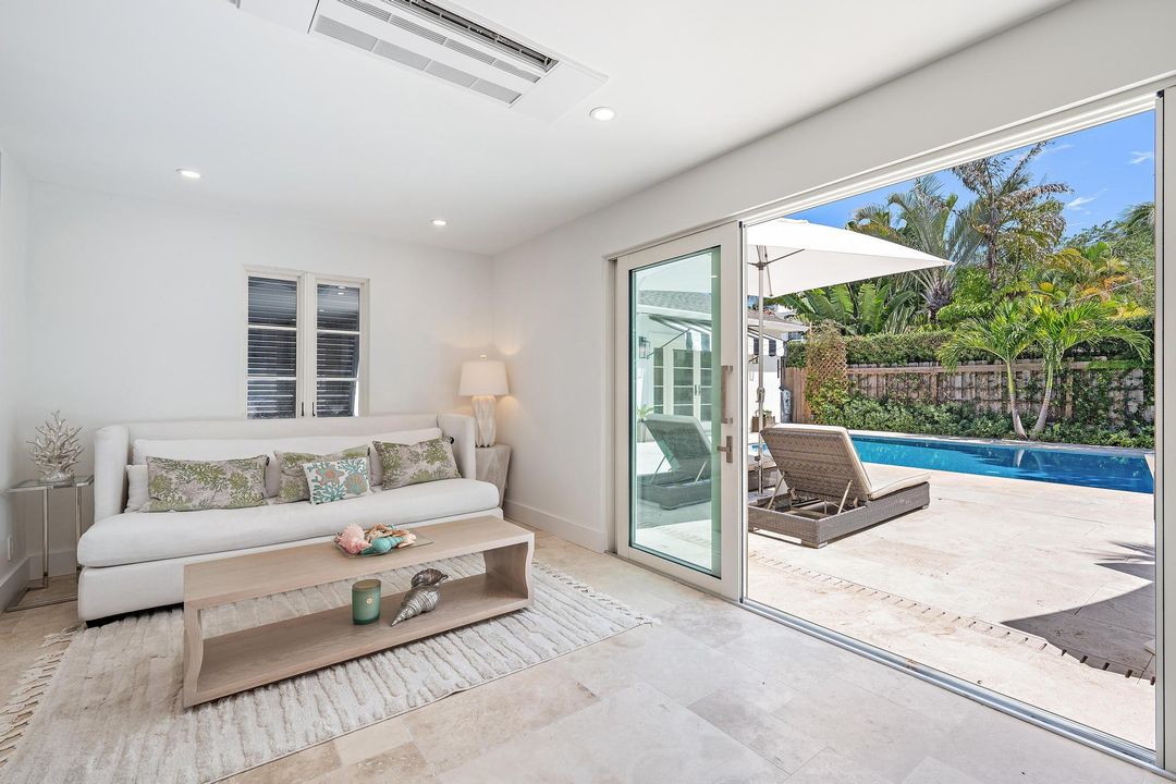 合同活跃: $32,000 (6 贝兹, 5 浴室, 3752 平方英尺)