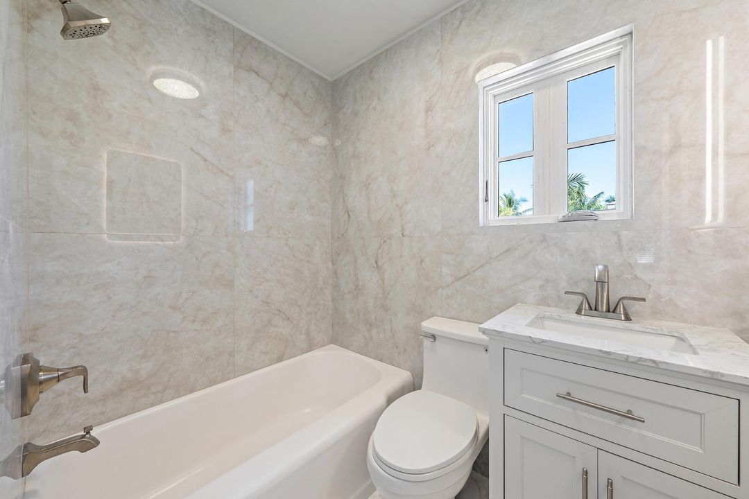 合同活跃: $32,000 (6 贝兹, 5 浴室, 3752 平方英尺)