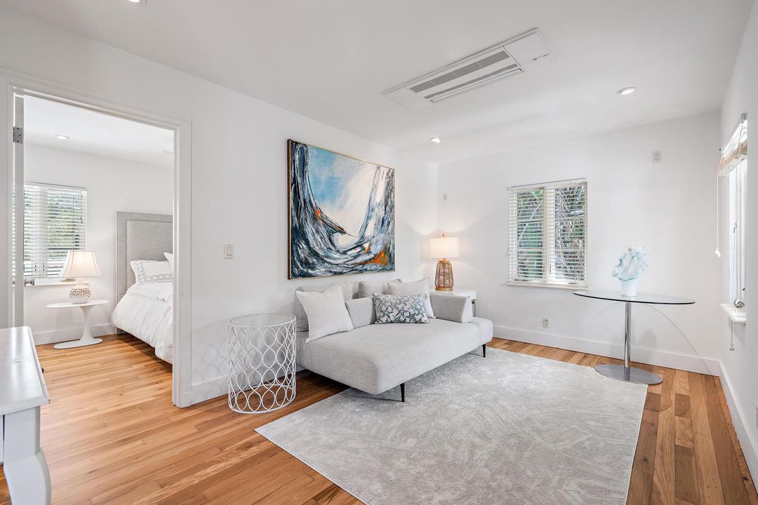 合同活跃: $32,000 (6 贝兹, 5 浴室, 3752 平方英尺)