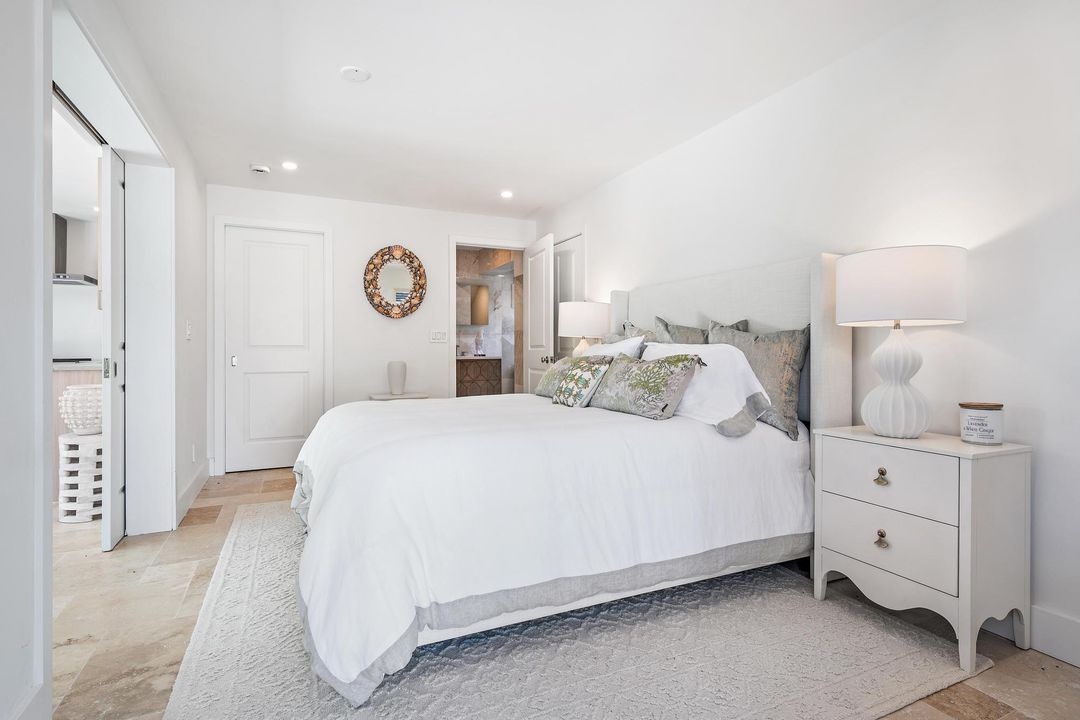 合同活跃: $32,000 (6 贝兹, 5 浴室, 3752 平方英尺)