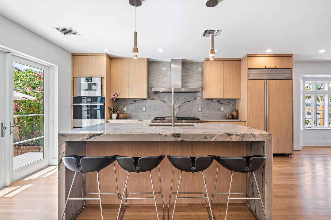 合同活跃: $32,000 (6 贝兹, 5 浴室, 3752 平方英尺)