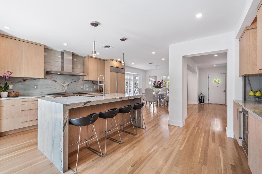 合同活跃: $32,000 (6 贝兹, 5 浴室, 3752 平方英尺)