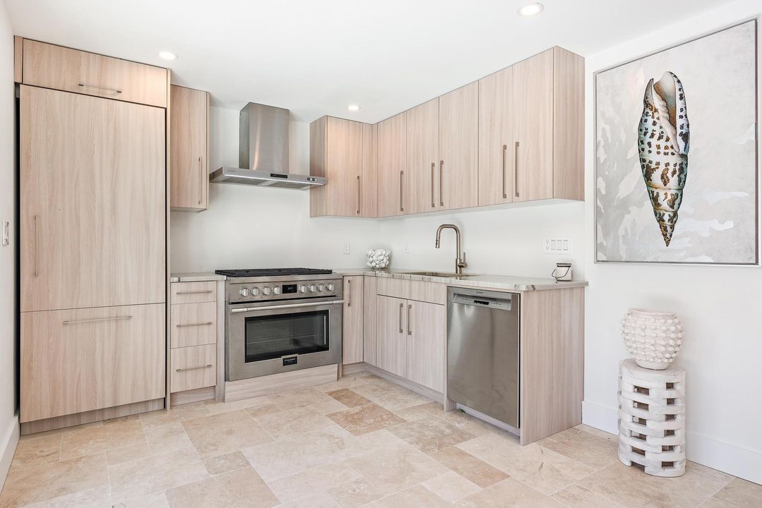 合同活跃: $32,000 (6 贝兹, 5 浴室, 3752 平方英尺)