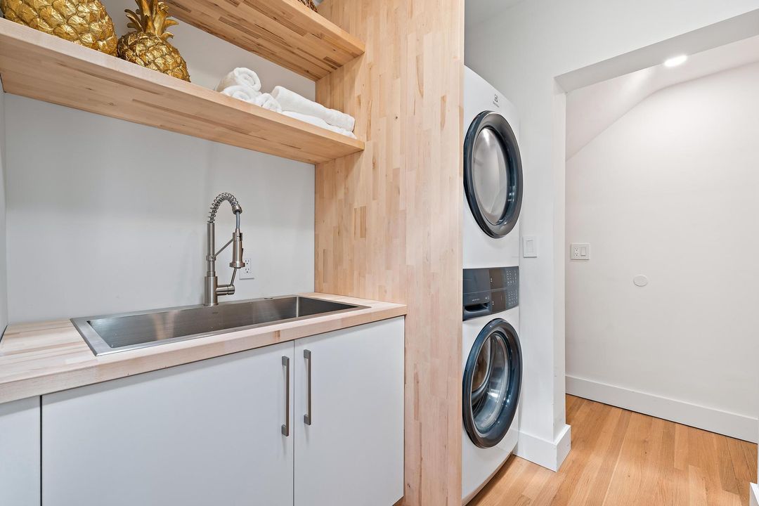 合同活跃: $32,000 (6 贝兹, 5 浴室, 3752 平方英尺)