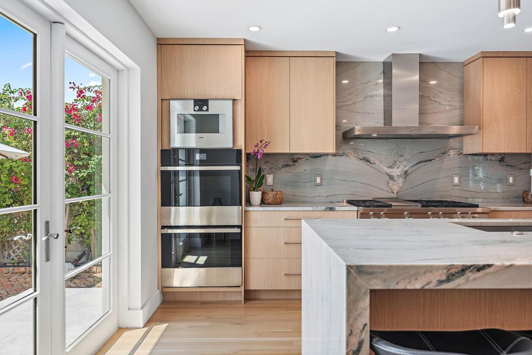 合同活跃: $32,000 (6 贝兹, 5 浴室, 3752 平方英尺)