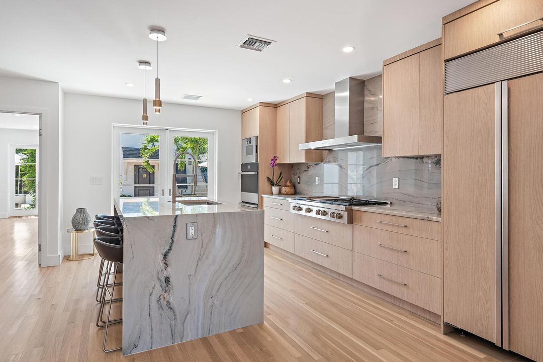 合同活跃: $32,000 (6 贝兹, 5 浴室, 3752 平方英尺)