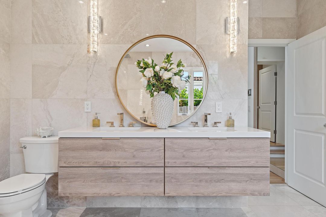 合同活跃: $32,000 (6 贝兹, 5 浴室, 3752 平方英尺)