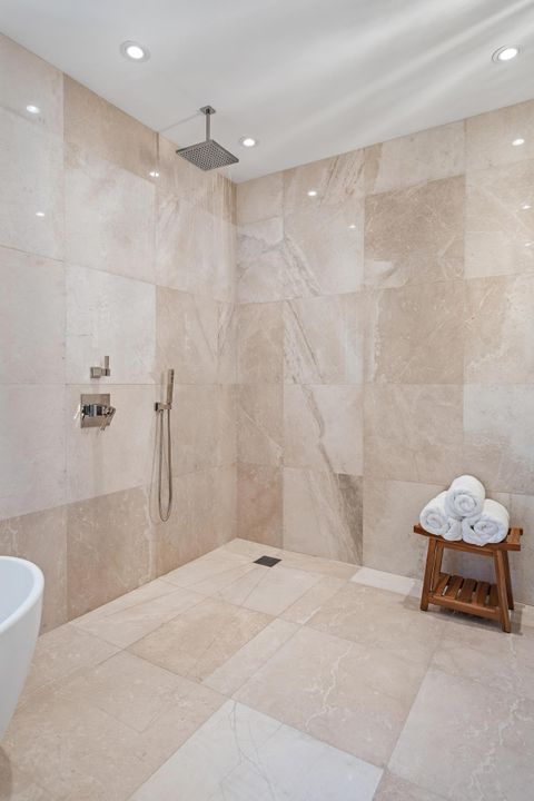 合同活跃: $32,000 (6 贝兹, 5 浴室, 3752 平方英尺)