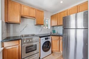 合同活跃: $32,000 (6 贝兹, 5 浴室, 3752 平方英尺)