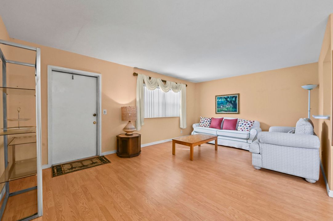 待售: $85,000 (1 贝兹, 1 浴室, 720 平方英尺)