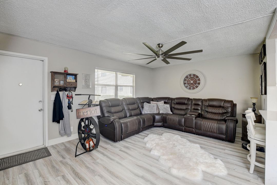 For Sale: $130,000 (1 beds, 1 baths, 720 Square Feet)