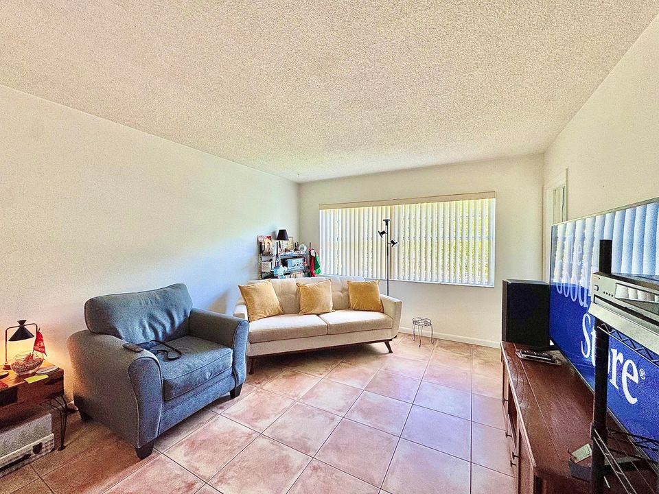 For Rent: $1,350 (1 beds, 1 baths, 684 Square Feet)