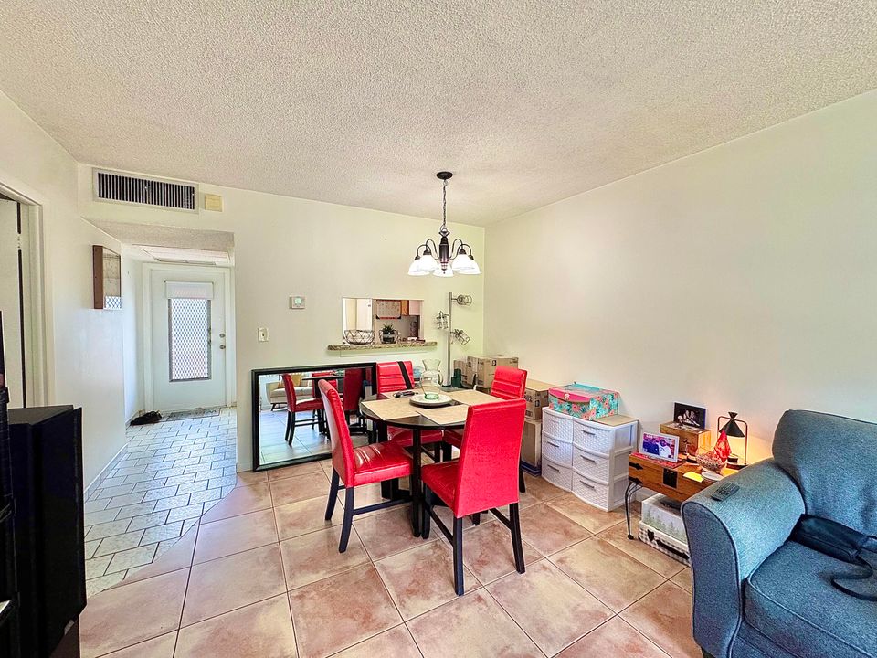 For Rent: $1,350 (1 beds, 1 baths, 684 Square Feet)