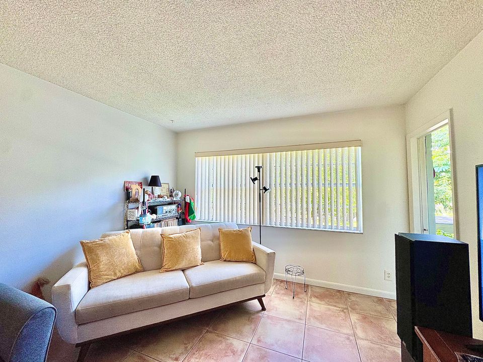 For Rent: $1,350 (1 beds, 1 baths, 684 Square Feet)