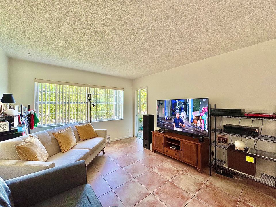 For Rent: $1,350 (1 beds, 1 baths, 684 Square Feet)