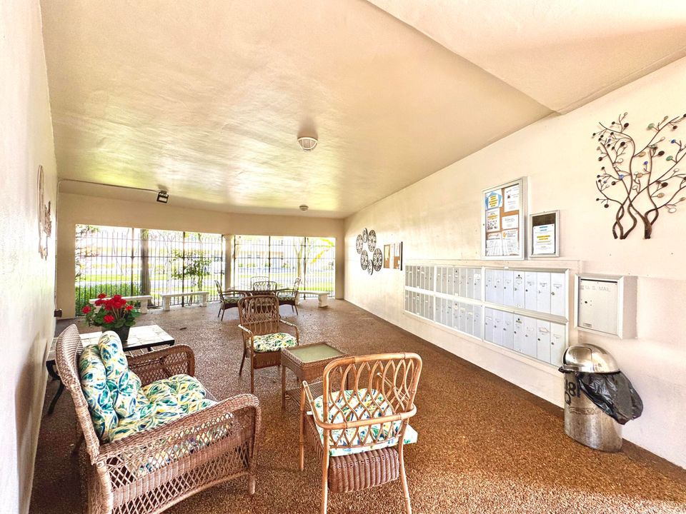 For Rent: $1,350 (1 beds, 1 baths, 684 Square Feet)