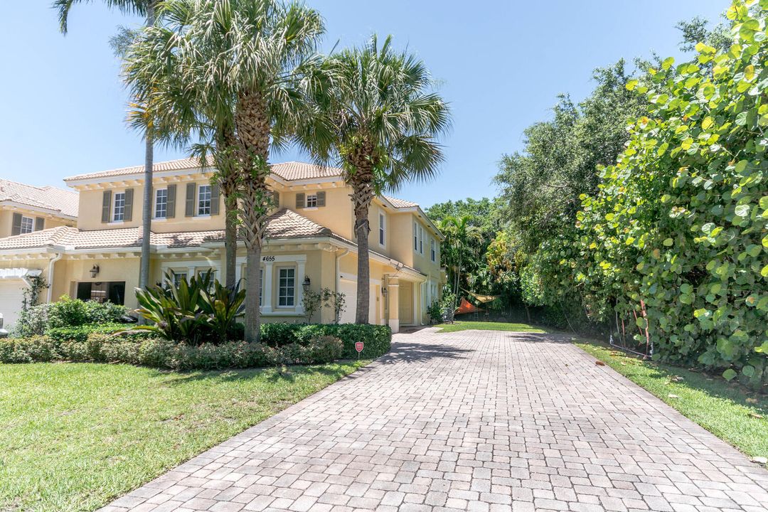 Activo con contrato: $4,200 (3 camas, 2 baños, 2276 Pies cuadrados)