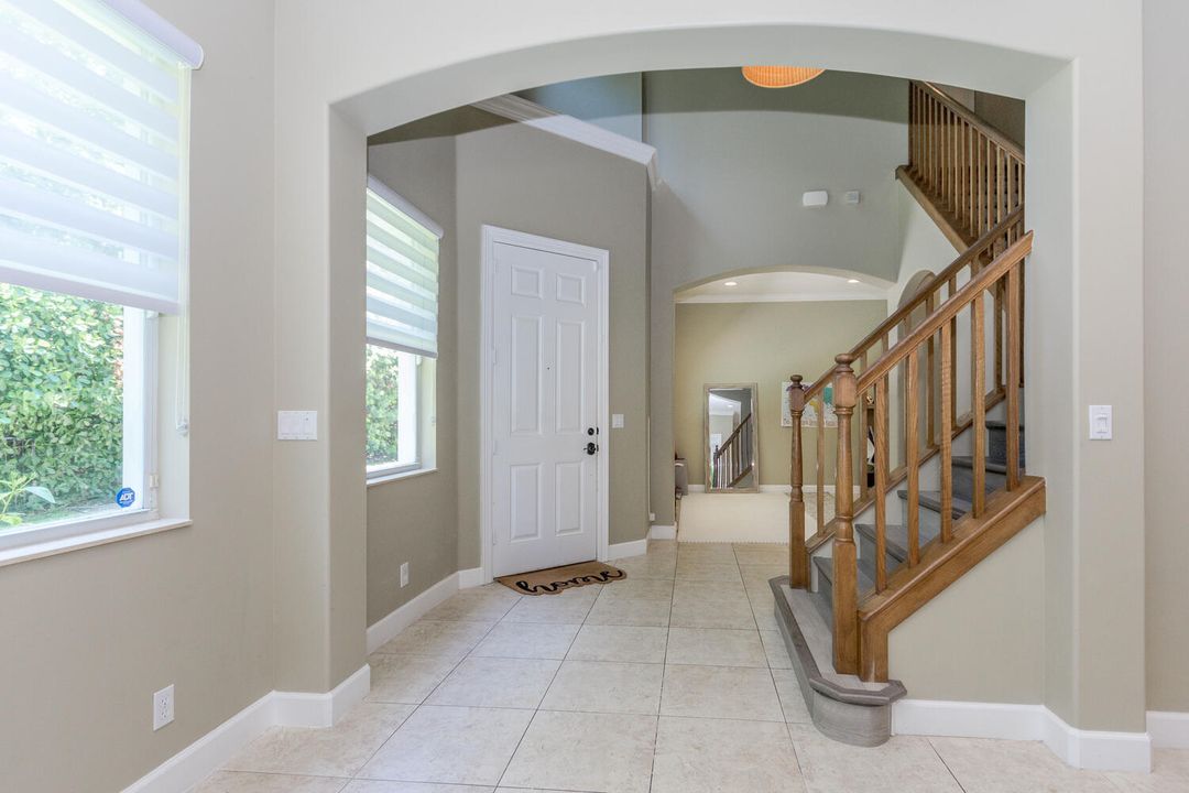 Activo con contrato: $4,200 (3 camas, 2 baños, 2276 Pies cuadrados)