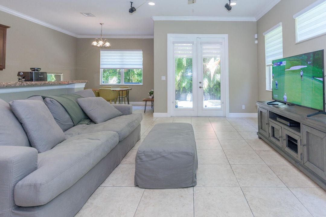 Activo con contrato: $4,200 (3 camas, 2 baños, 2276 Pies cuadrados)