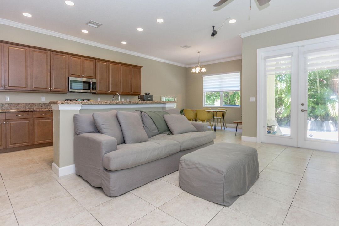 Activo con contrato: $4,200 (3 camas, 2 baños, 2276 Pies cuadrados)