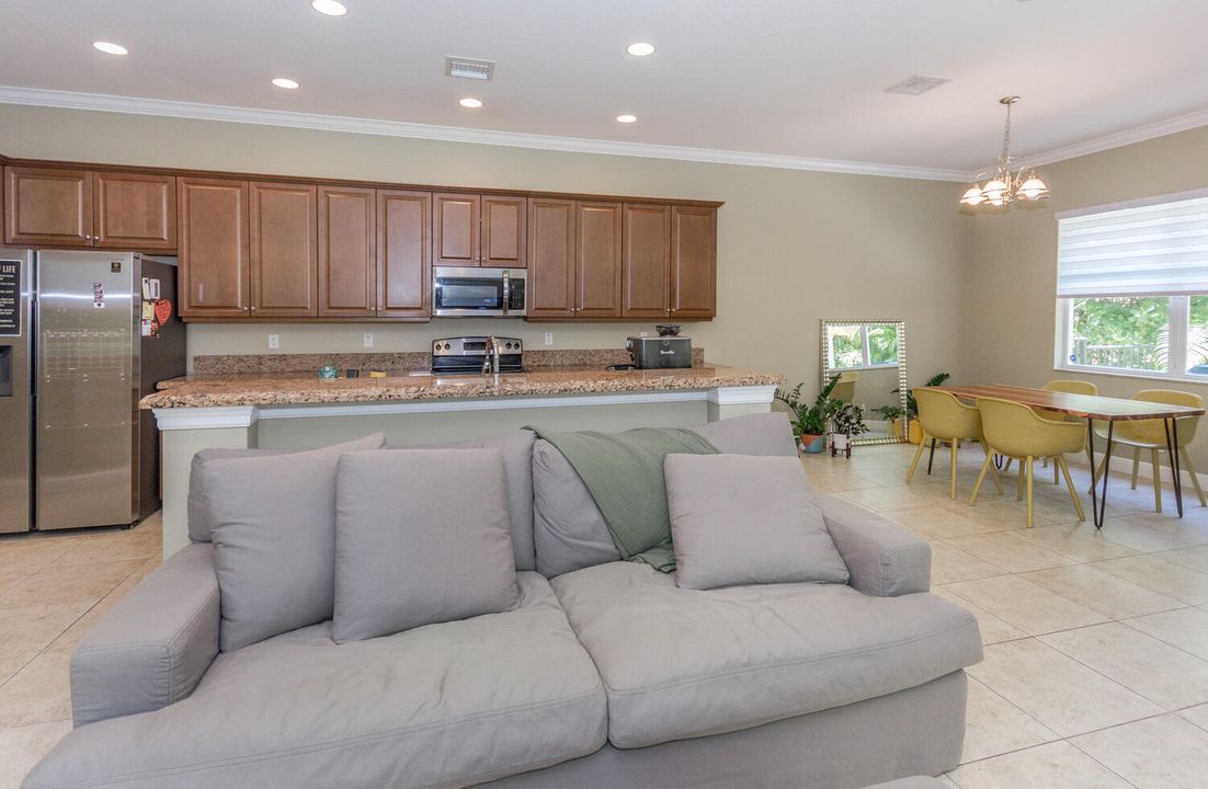 Activo con contrato: $4,200 (3 camas, 2 baños, 2276 Pies cuadrados)