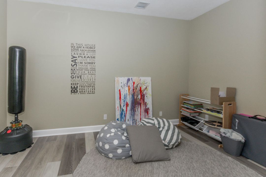 Activo con contrato: $4,200 (3 camas, 2 baños, 2276 Pies cuadrados)