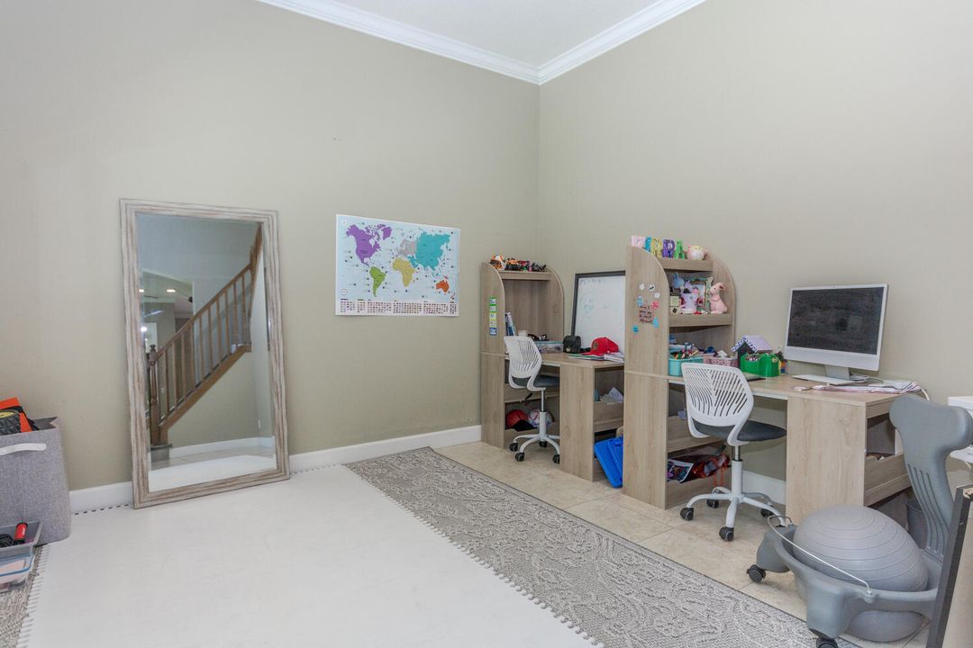 Activo con contrato: $4,200 (3 camas, 2 baños, 2276 Pies cuadrados)