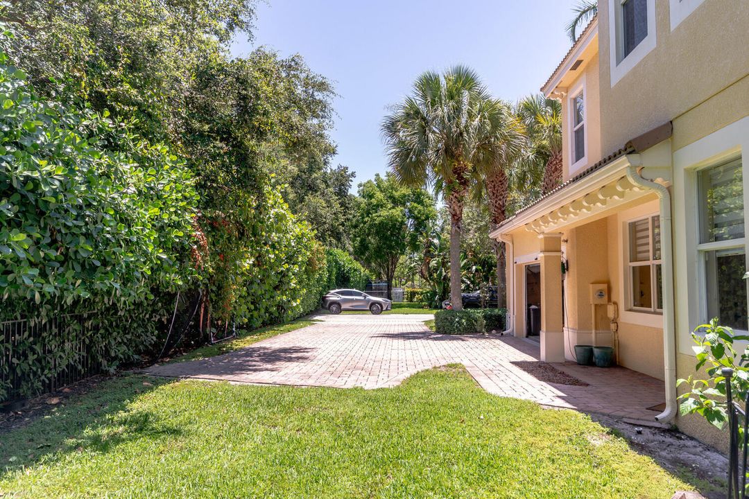 Activo con contrato: $4,200 (3 camas, 2 baños, 2276 Pies cuadrados)