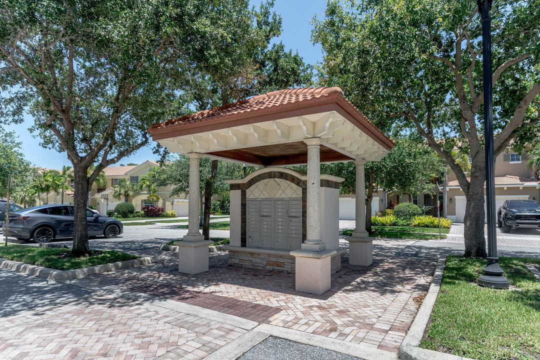 Activo con contrato: $4,200 (3 camas, 2 baños, 2276 Pies cuadrados)