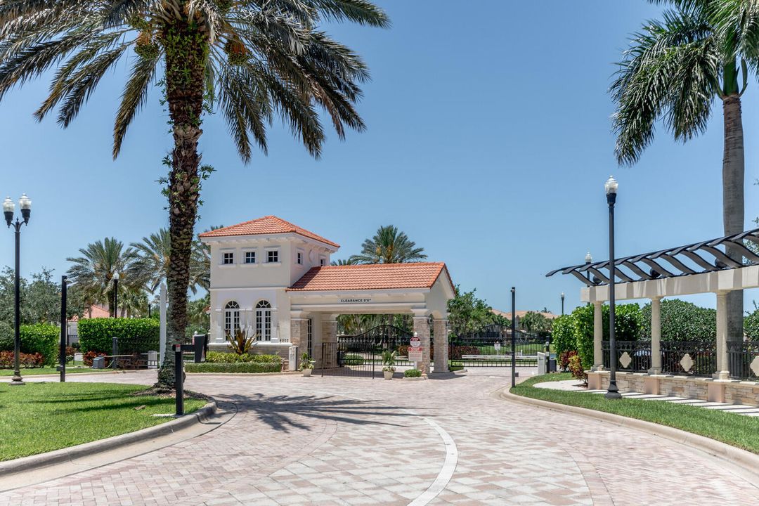 Activo con contrato: $4,200 (3 camas, 2 baños, 2276 Pies cuadrados)