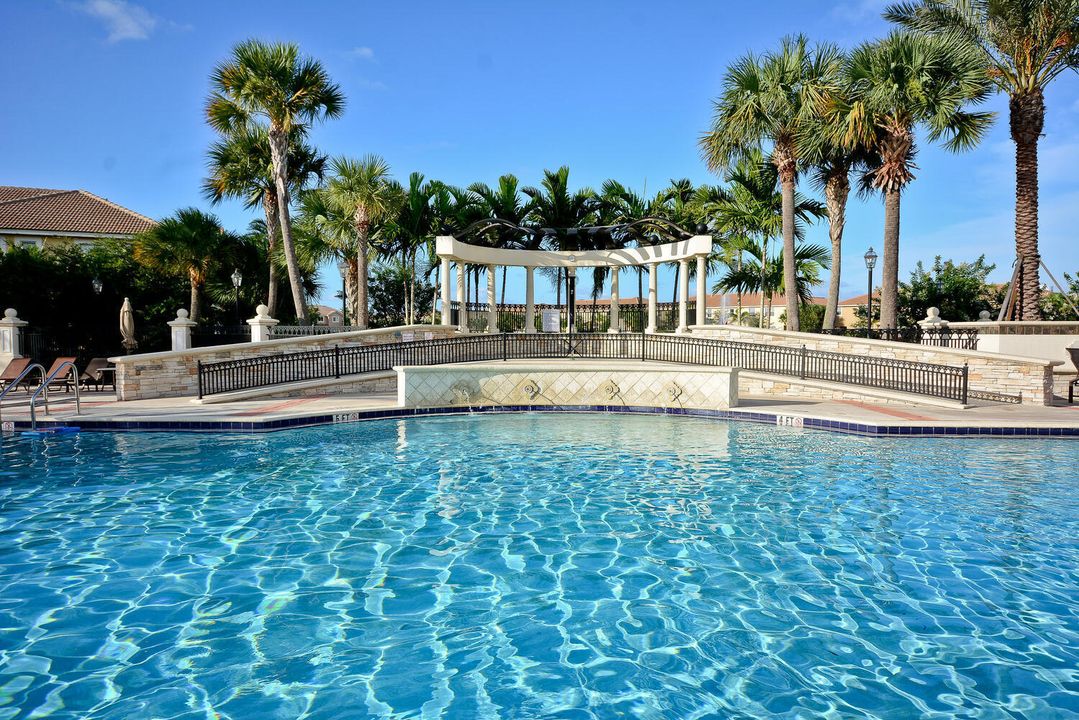 Activo con contrato: $4,200 (3 camas, 2 baños, 2276 Pies cuadrados)