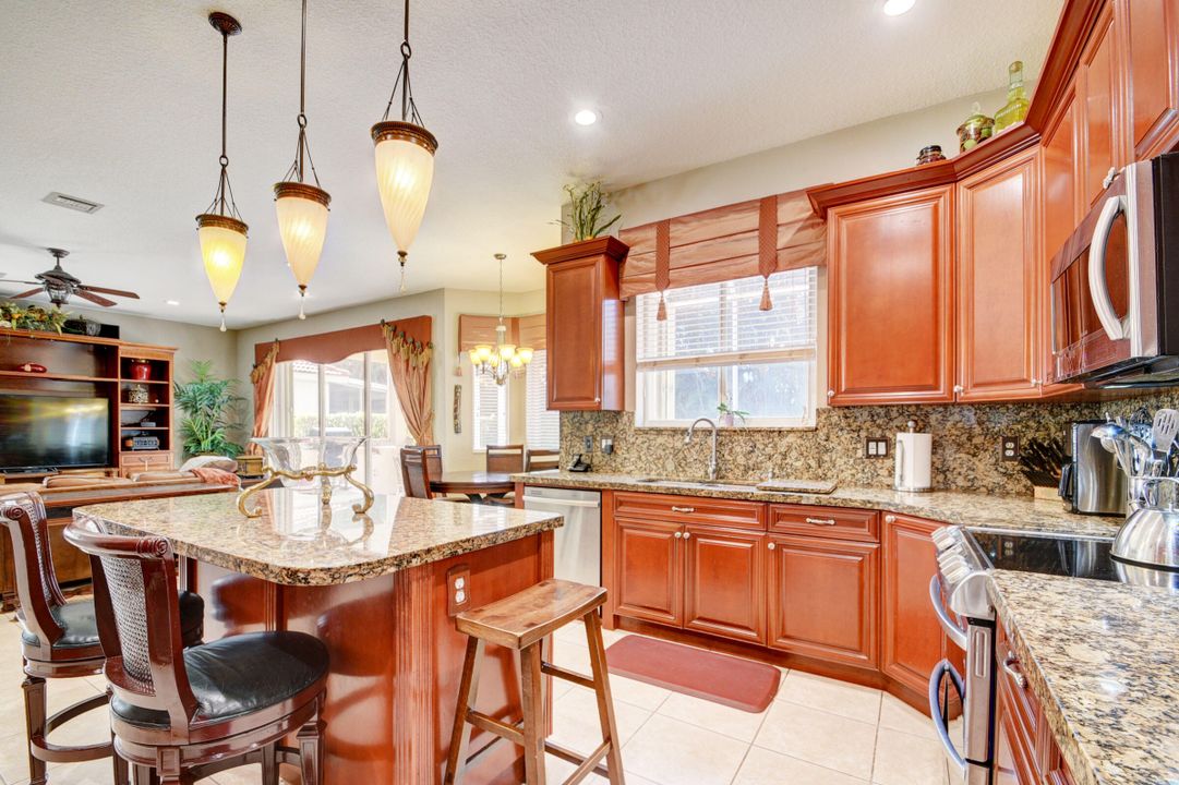 Activo con contrato: $8,500 (5 camas, 3 baños, 3375 Pies cuadrados)