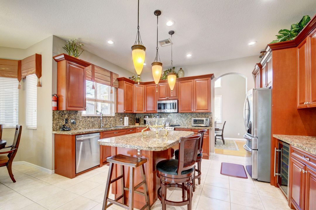 Activo con contrato: $8,500 (5 camas, 3 baños, 3375 Pies cuadrados)