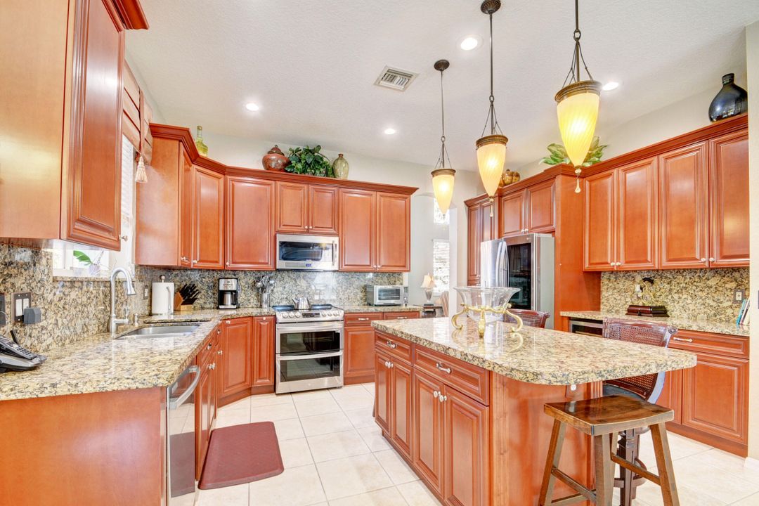 Activo con contrato: $8,500 (5 camas, 3 baños, 3375 Pies cuadrados)