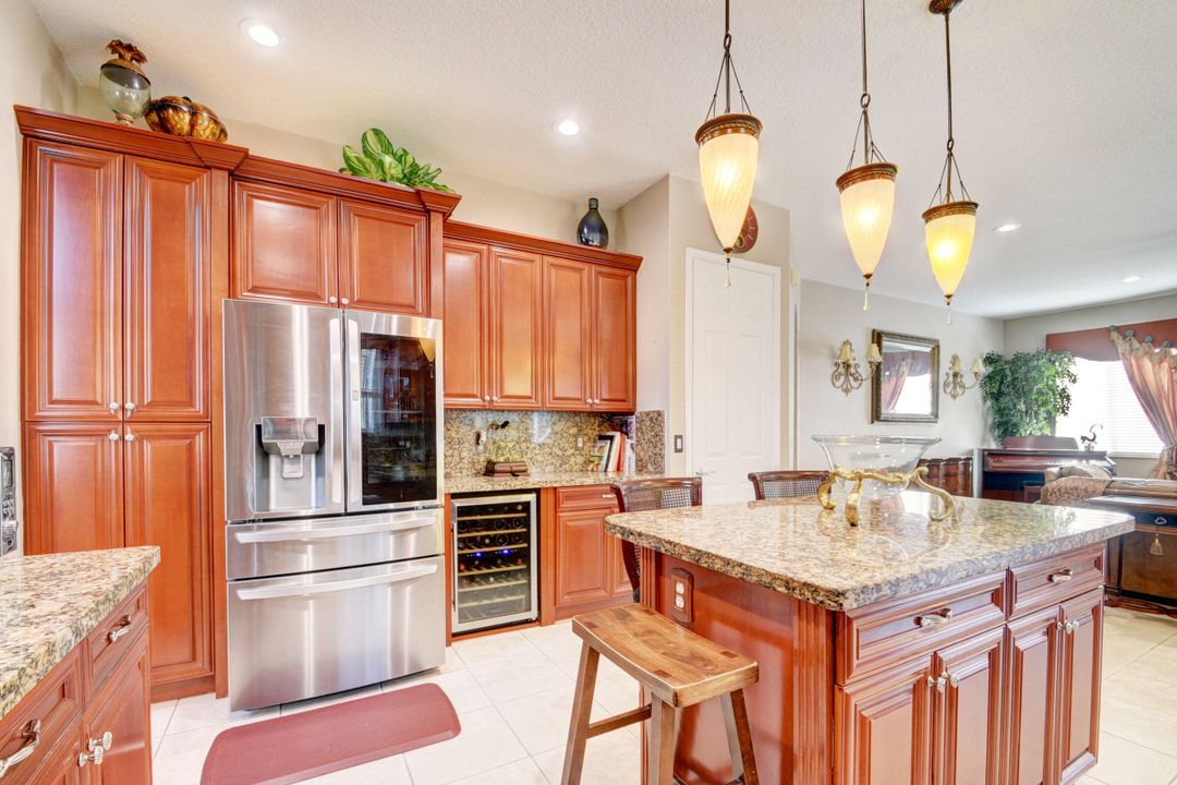 Activo con contrato: $8,500 (5 camas, 3 baños, 3375 Pies cuadrados)