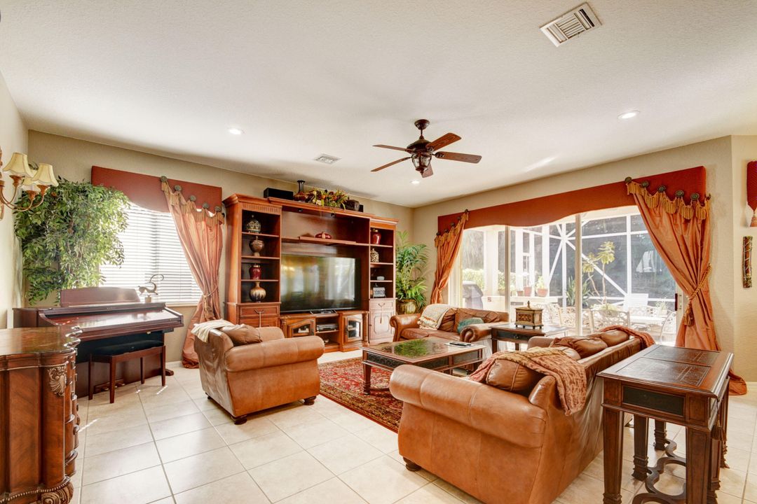 Activo con contrato: $8,500 (5 camas, 3 baños, 3375 Pies cuadrados)