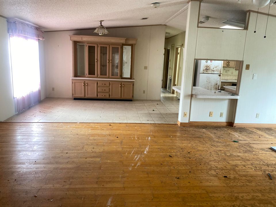 Active With Contract: $79,900 (3 beds, 2 baths, 1404 Square Feet)