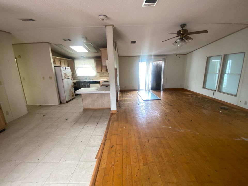 Active With Contract: $79,900 (3 beds, 2 baths, 1404 Square Feet)