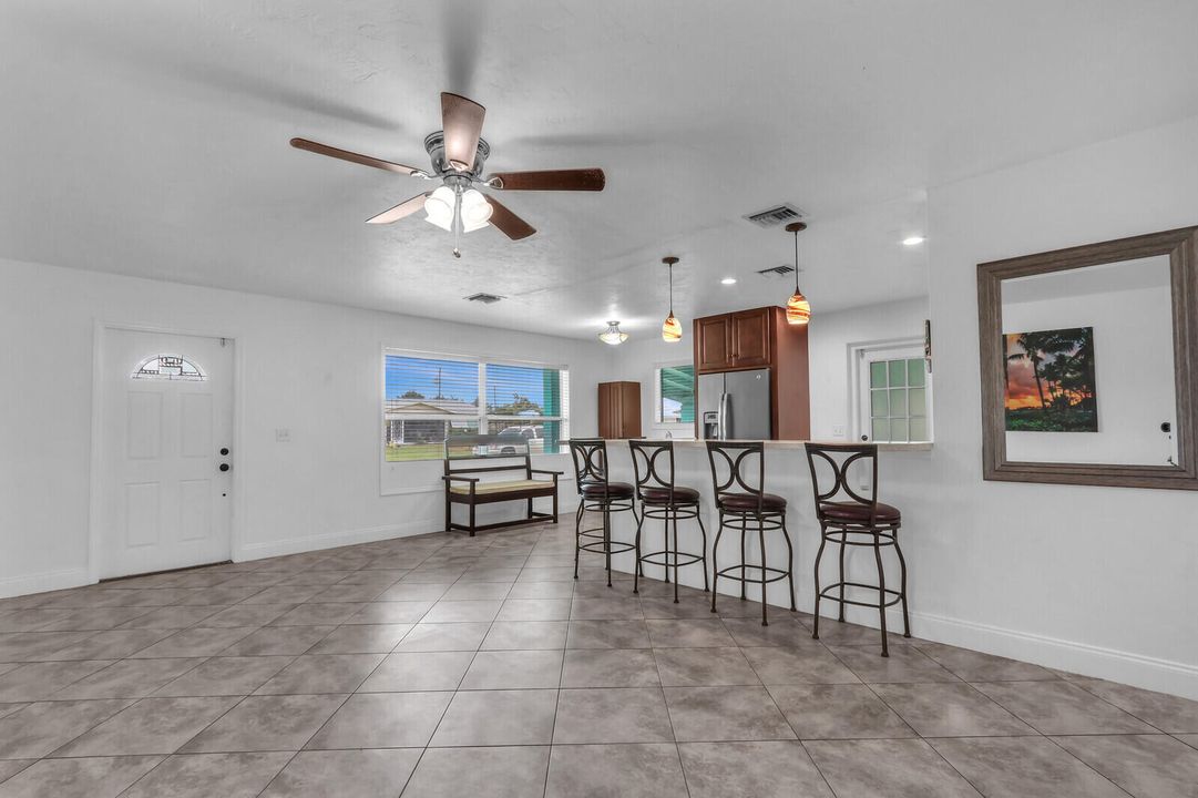 待售: $418,800 (2 贝兹, 1 浴室, 1116 平方英尺)