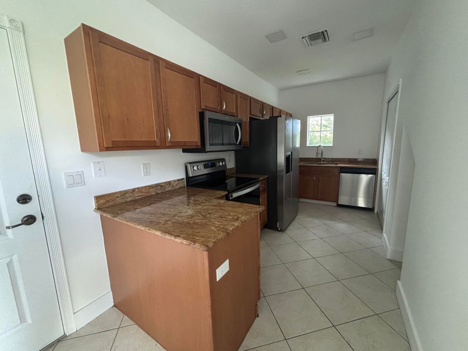 For Rent: $2,150 (3 beds, 2 baths, 1708 Square Feet)