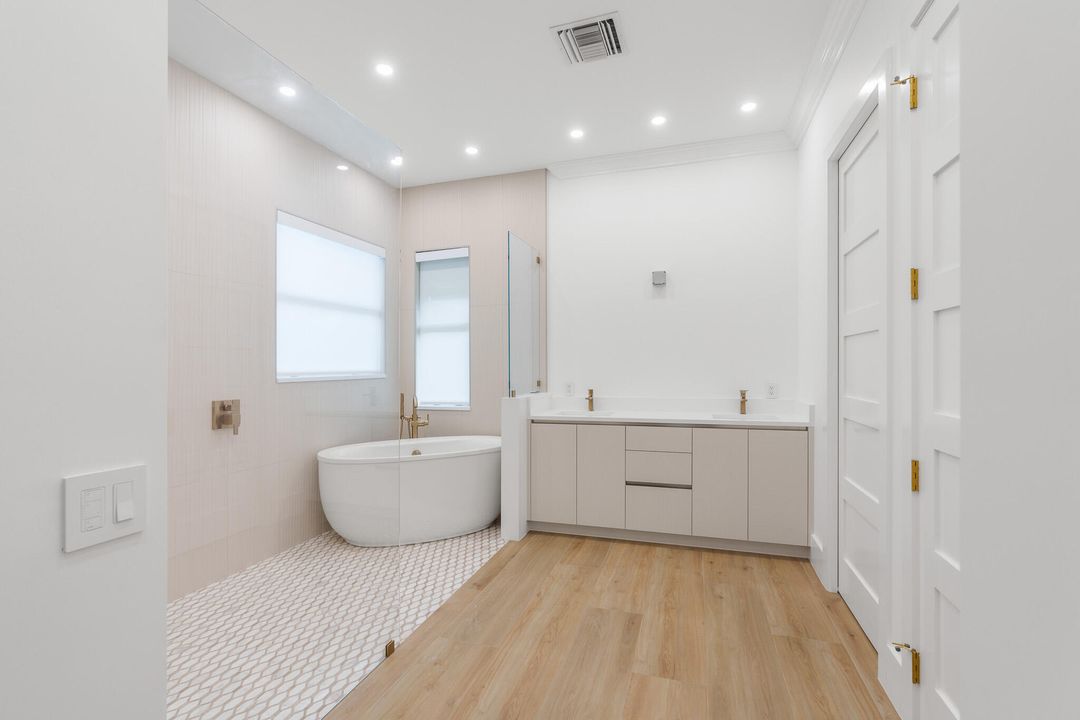 For Sale: $2,900,000 (5 beds, 4 baths, 3084 Square Feet)