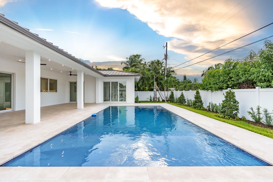 For Sale: $2,900,000 (5 beds, 4 baths, 3084 Square Feet)