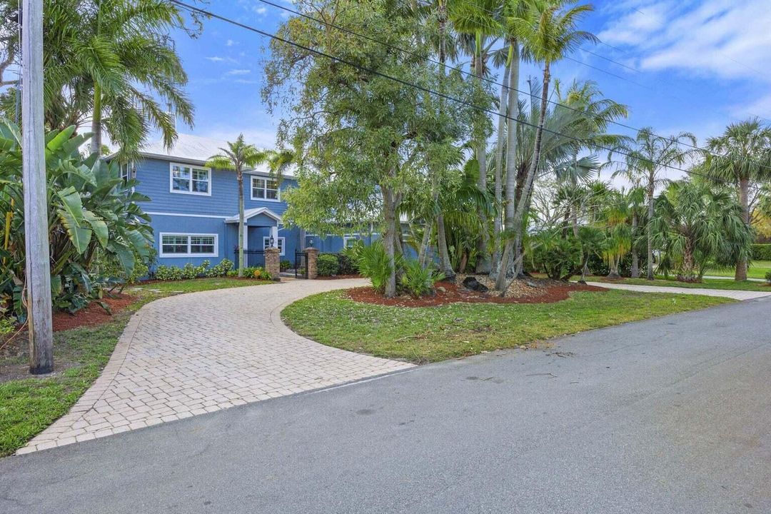 For Sale: $2,600,000 (5 beds, 4 baths, 4394 Square Feet)