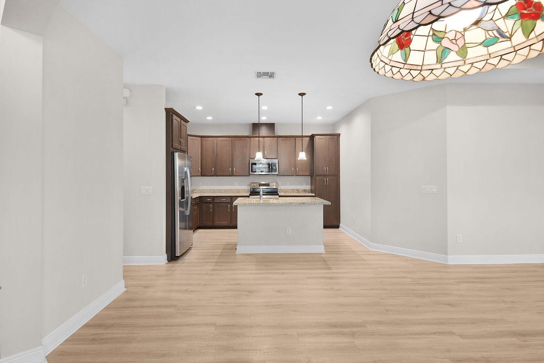 待售: $335,000 (2 贝兹, 2 浴室, 1735 平方英尺)