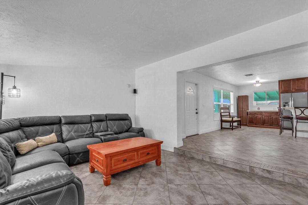 待售: $418,800 (2 贝兹, 1 浴室, 1116 平方英尺)