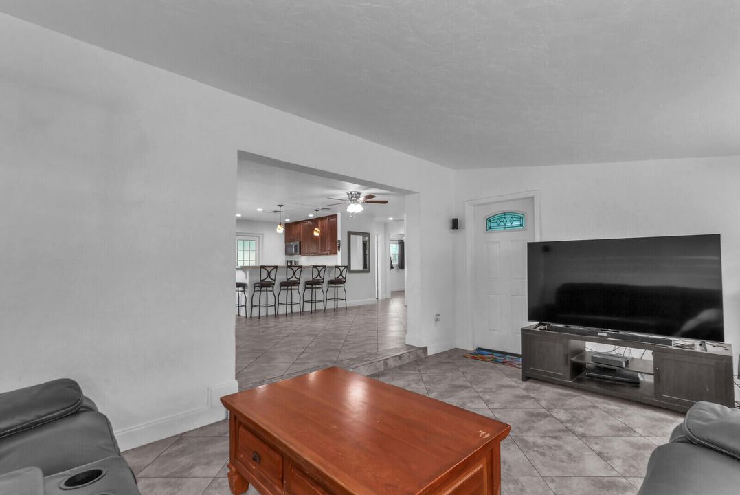 待售: $418,800 (2 贝兹, 1 浴室, 1116 平方英尺)